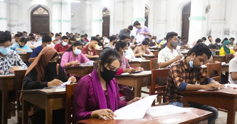 ভর্তি পরীক্ষায় অংশ নেয়া শিক্ষার্থীদের একাংশ